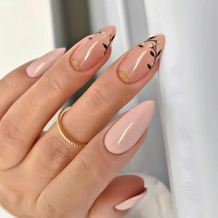Künstlerische florale Akzent-Nagelkunst