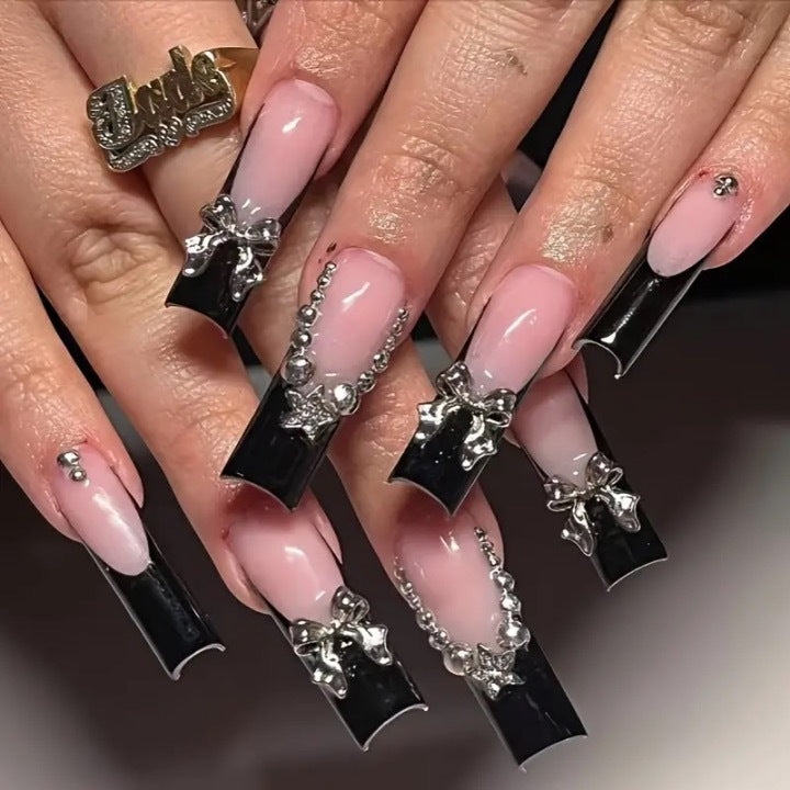 Kunstnagelset mit glamourösen Strassakzenten und eleganten 3D-Designs Karnz