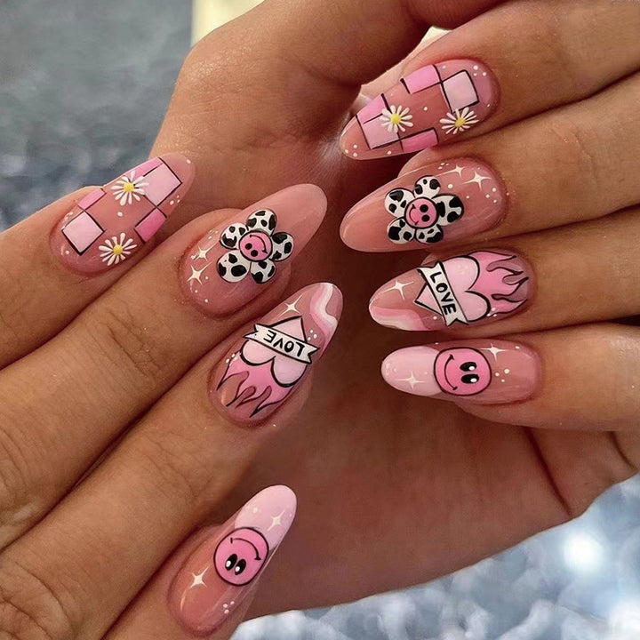 Kunstvolle Nagelverlängerungen mit verspieltem Design und einzigartigen Motiven Karnz