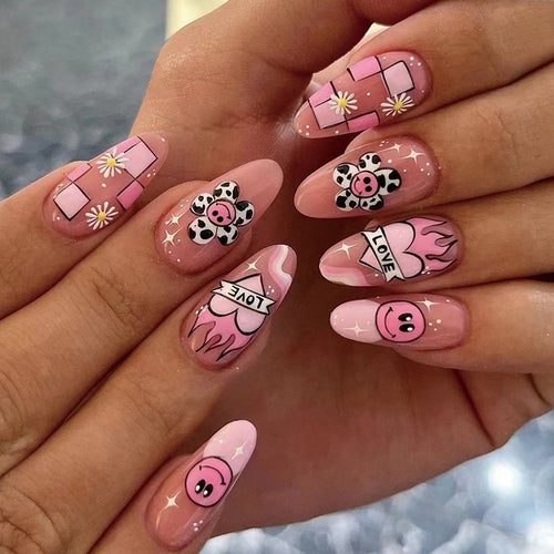 Kunstvolle Nagelverlängerungen mit verspieltem Design und einzigartigen Motiven Karnz