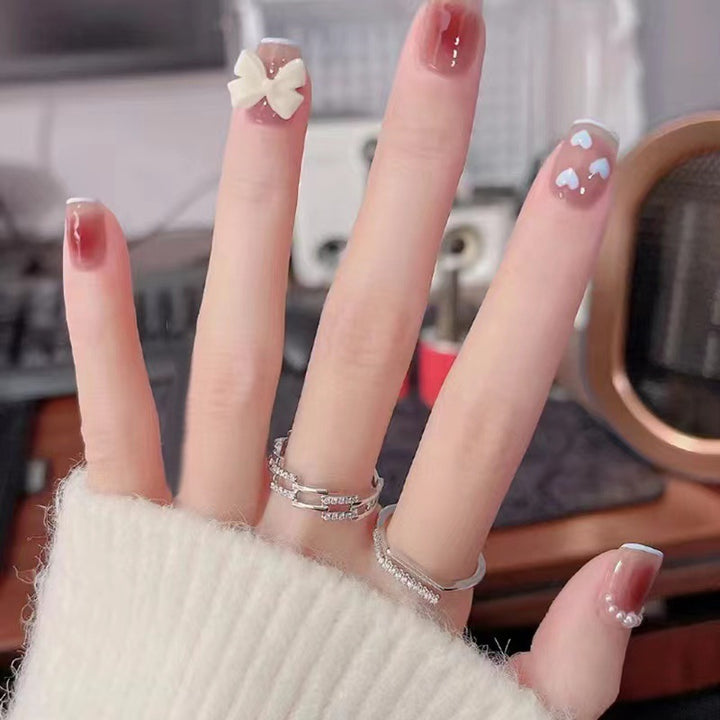 Kunstvolle und elegante Nagelkunst mit Schleifen-Akzenten Karnz