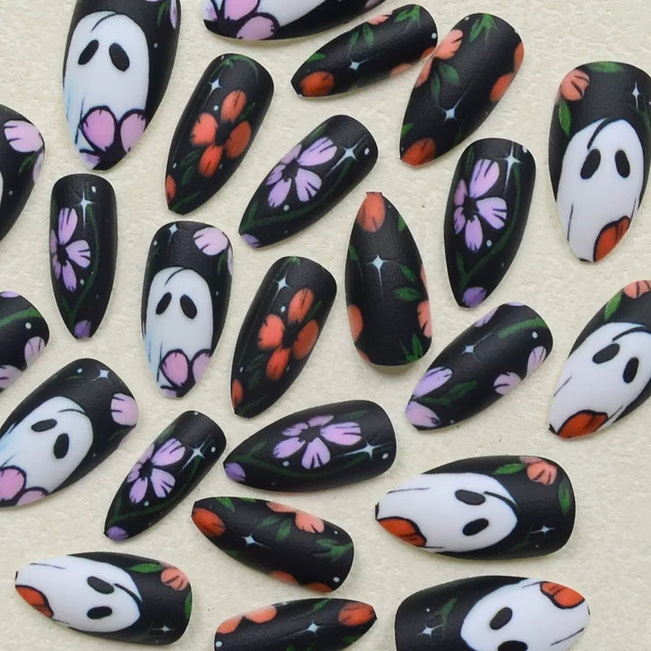 Künstliches Nagelset mit floralen und gespenstischen Designs Karnz