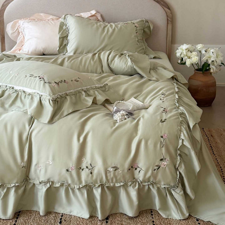 Elegantes Bettwäscheset aus Baumwollsatin mit Rüschen, zarter Blumenstickerei und Volant