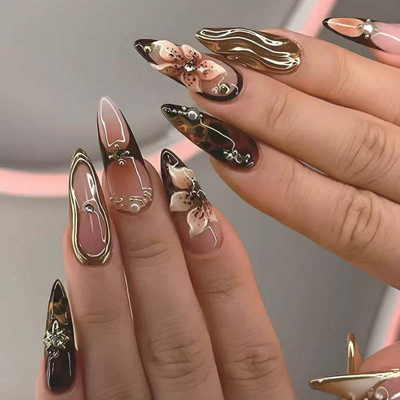 Kunstnägel Set mit eleganten 3D-Blumen und glamourösen Akzenten Karnz