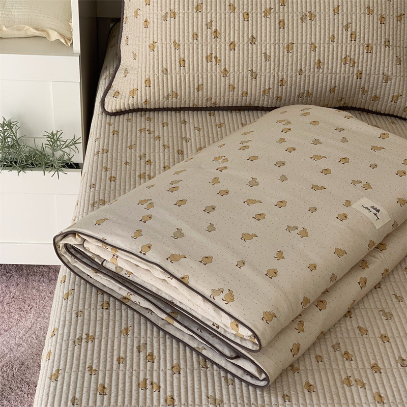 Gepolsterte Kinderbettauflage und Spielmatte aus gesteppter Baumwolle mit Entchen‑Print