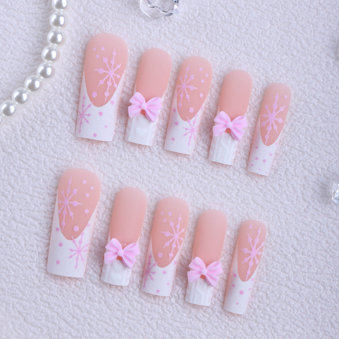 Künstliche Nagelspitzen mit Verspielten Schleifen und Schneeflocken Design Karnz