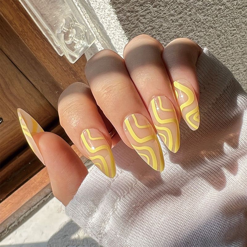 Kunstvolle Stiletto-Nägel mit modernem Wellen-Design Karnz