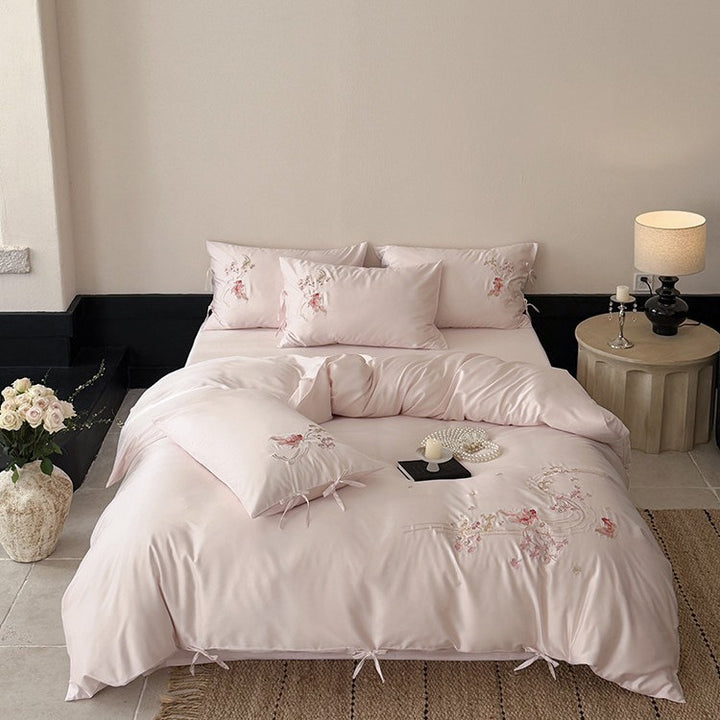 Satin-Bettwäschegarnitur mit floraler Stickerei, Schleifenbändern und seidiger Oberfläche