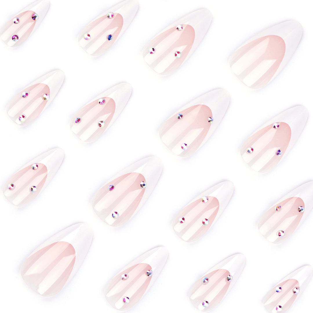 Kunstvolle Stiletto-Nägel mit elegantem Glitzer-Design Karnz
