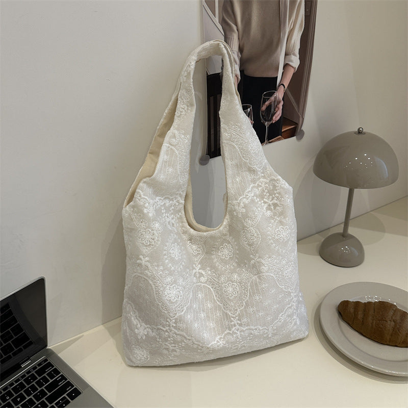 Elegante Schultertasche mit Spitzenbesatz Karnz