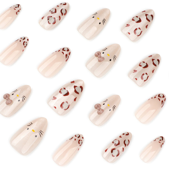 Kreative Nagelkunst mit niedlichem Katzenmotiv und Glitzerakzenten Karnz