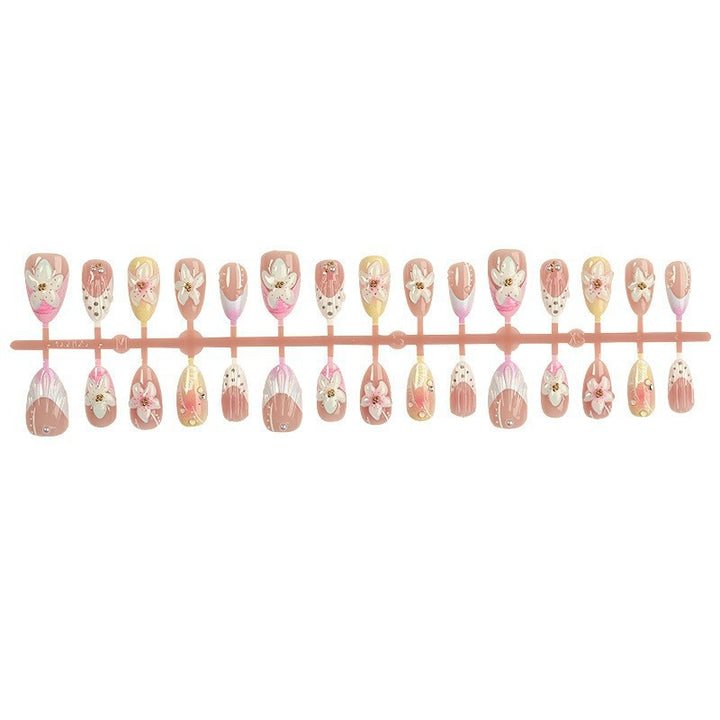 Kunstnagelset mit zarten floralen Designs und eleganten Akzenten Karnz