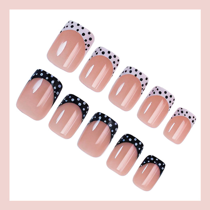 Kunstnagelset mit eleganten Punkten und modernen Akzenten Karnz