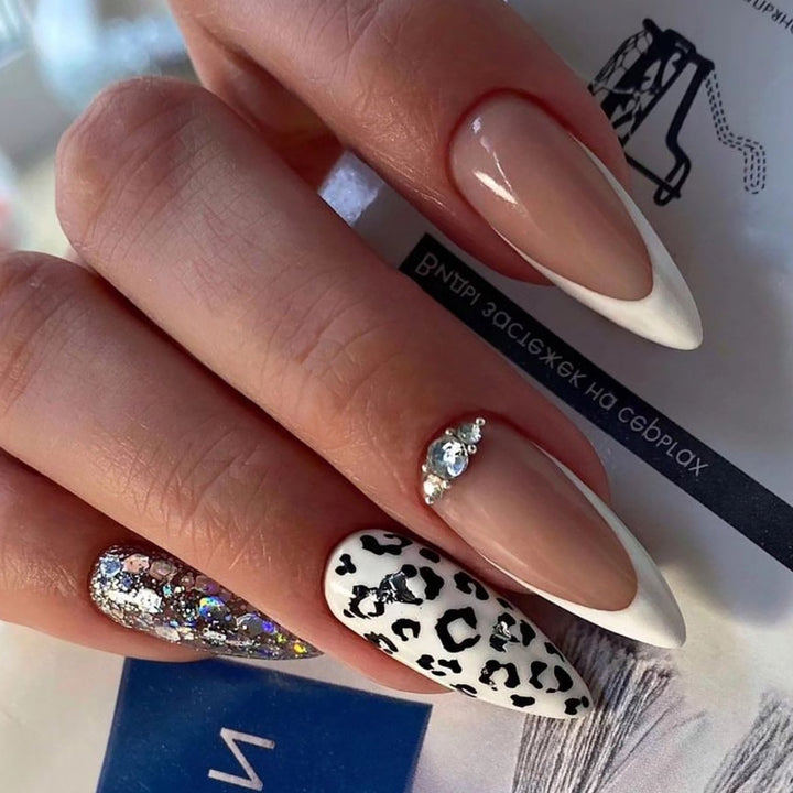 Kunstvolle Stiletto-Nägel mit Leopardenmuster und Glitzer-Akzenten Karnz