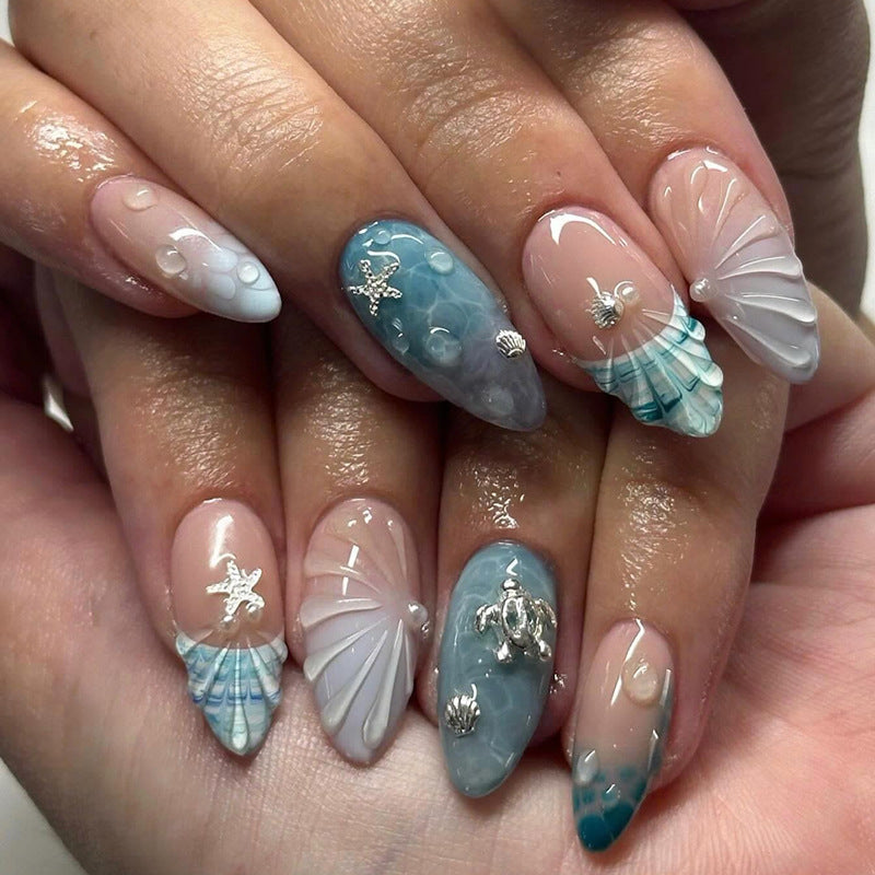 Künstlerisches Press-On-Nagelset mit dekorativen Elementen Karnz