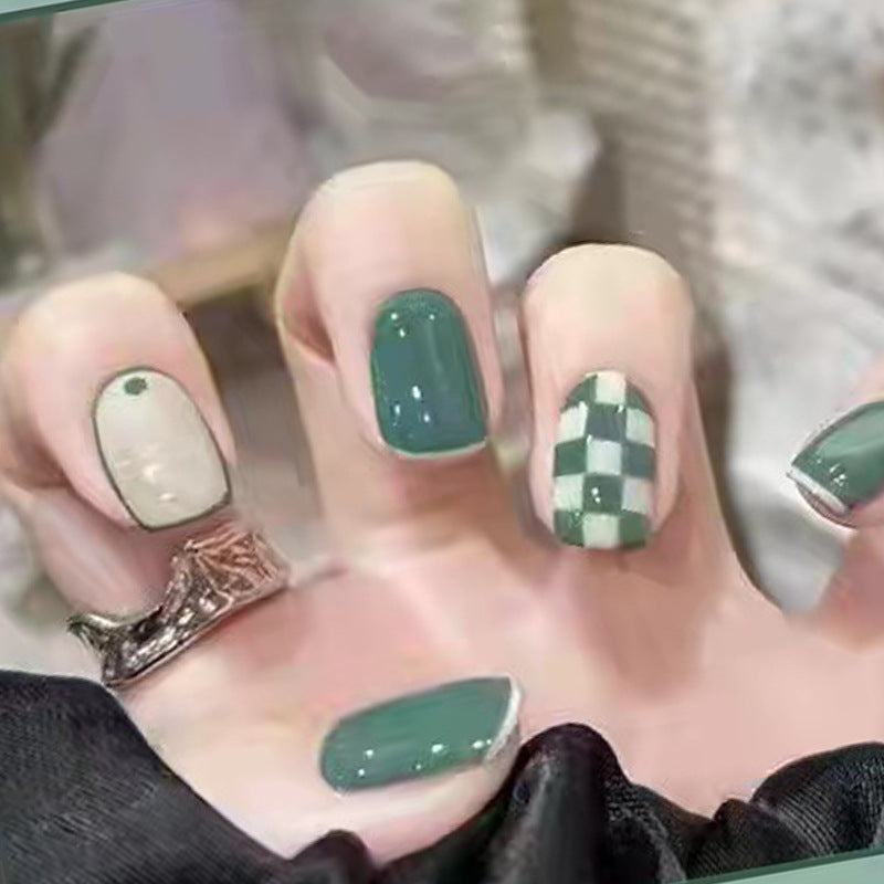 Künstlerisches Press-On Nagelset mit kariertem und einfarbigem Design