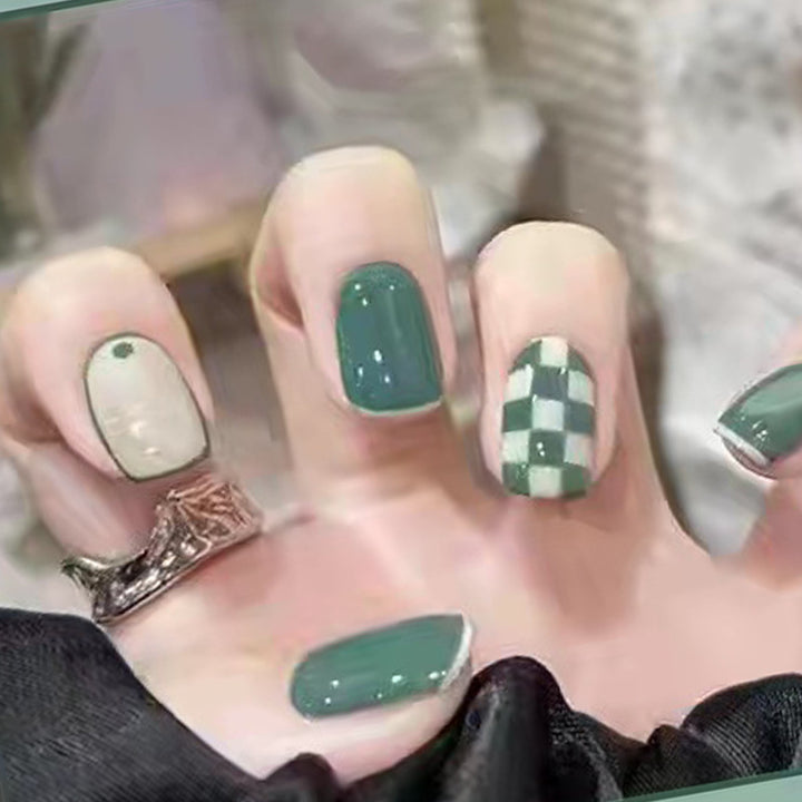 Künstlerisches Press-On Nagelset mit kariertem und einfarbigem Design