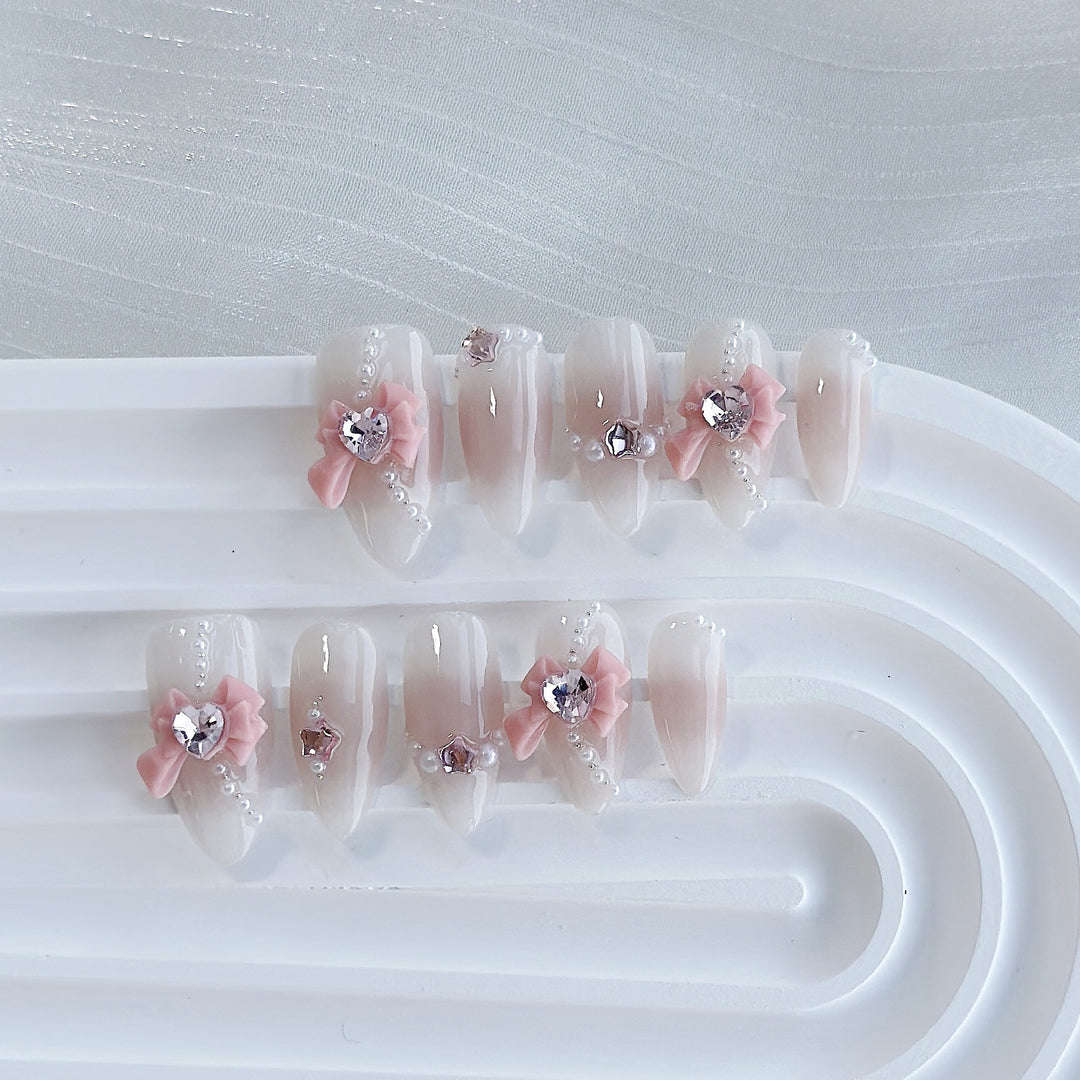 Künstlerisches Press-On Nagelkunstset mit Herz- und himmlischen Designs