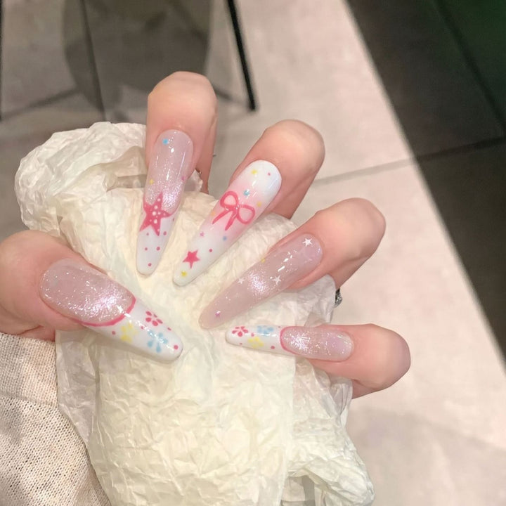 Künstlerisches Stiletto Press-On Nagelset mit einzigartigen Designelementen Karnz