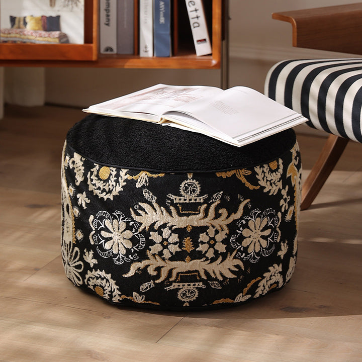 Sitzpouf mit gestepptem Teddy‑Bezug und floraler Jacquard‑Bordüre