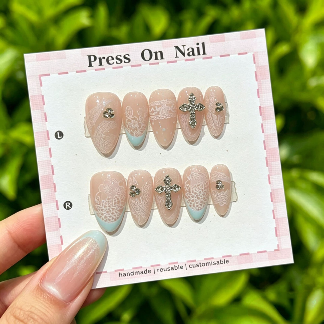 Dekorativer Press-On-Nagel-Set mit anpassbaren Designs