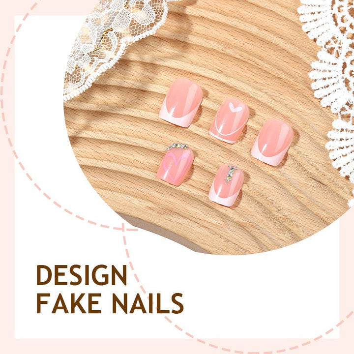 Kunstnagelset mit elegantem Design und funkelnden Akzenten Karnz