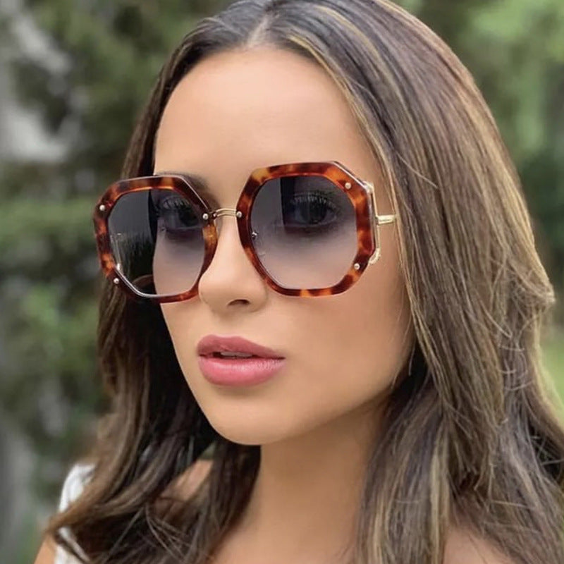 Damen stilvolle achtkantige Sonnenbrille mit UV-Schutz und elegantem Gestell Karnz