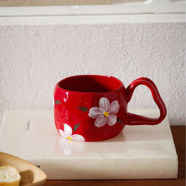 Keramikbecher mit handbemalten Streifen- und Blumen-Design