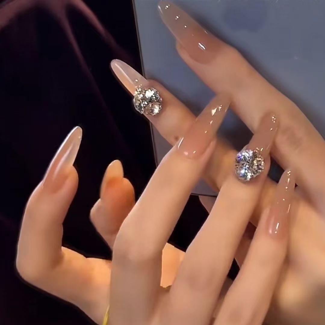 Kunstfingernägel mit Glamourösen Steinakzenten Karnz