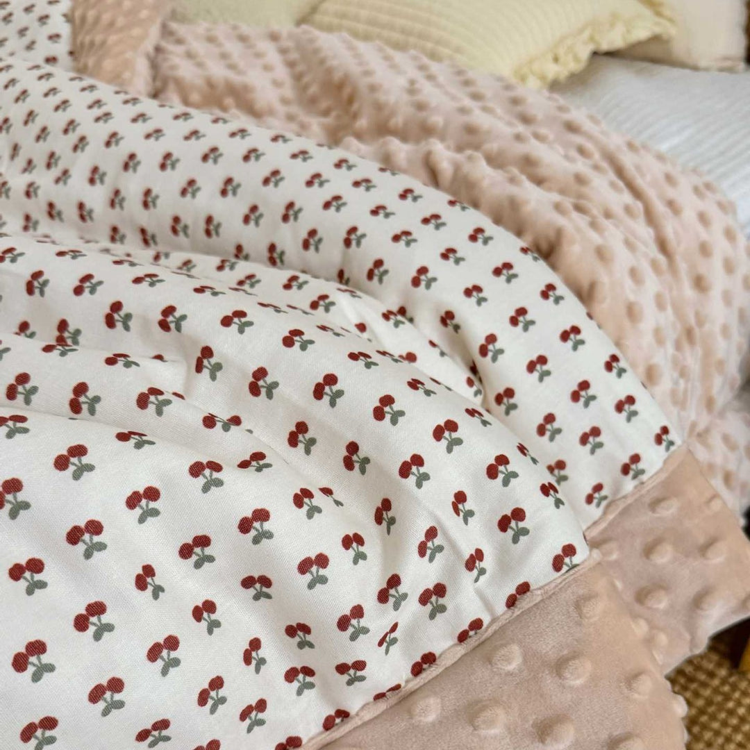 Wendbare Minky Dot Babydecke mit Baumwoll-Teddy-Druck und gestepptem Futter