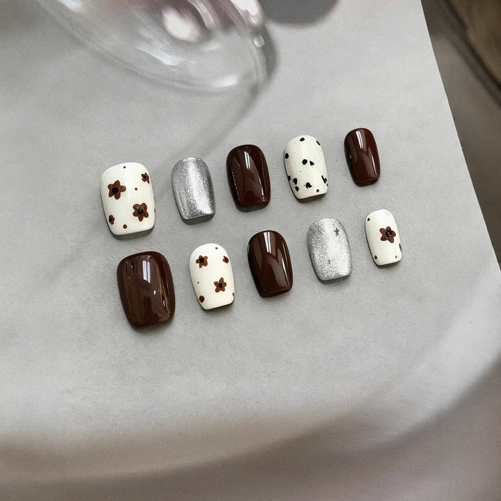 Press-On Nail Art Set mit floralen und metallischen Designs