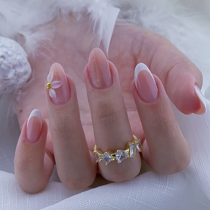 Künstlerisches Floral Press-On Nails Set mit eleganten Details Karnz