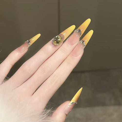 Stiletto-Nagelverlängerungen mit dekorativen Akzenten