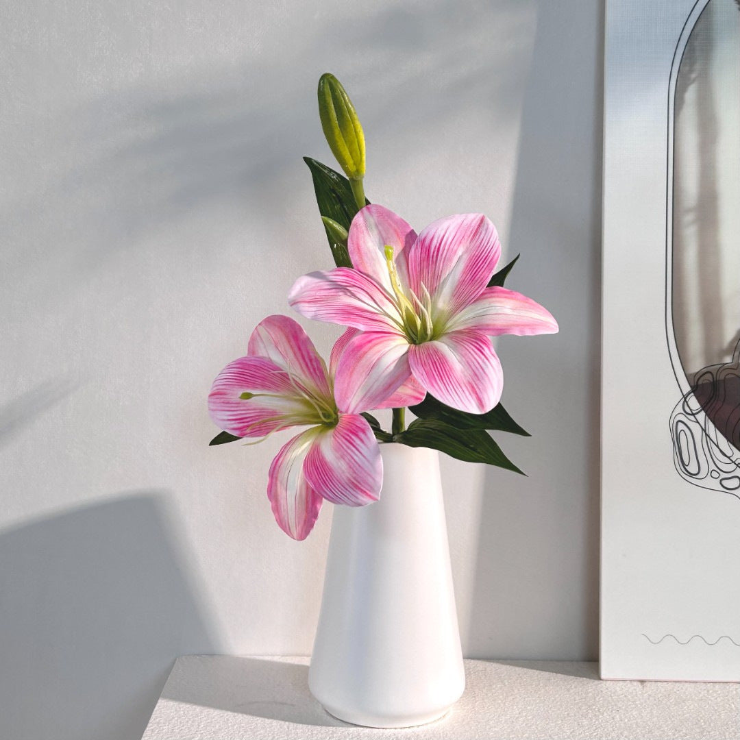 Elegante dekorative Lilienanordnung