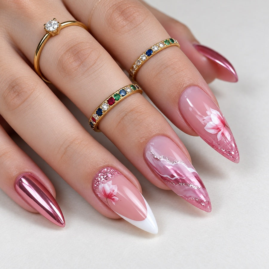Kunstnagelset mit floralen Mustern und Glitzerelementen Karnz