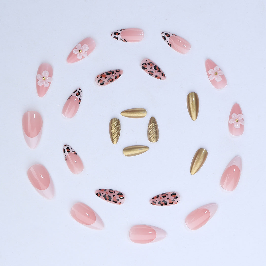 Kreatives Kunstnagelset mit floralen und tierischen Akzenten Karnz