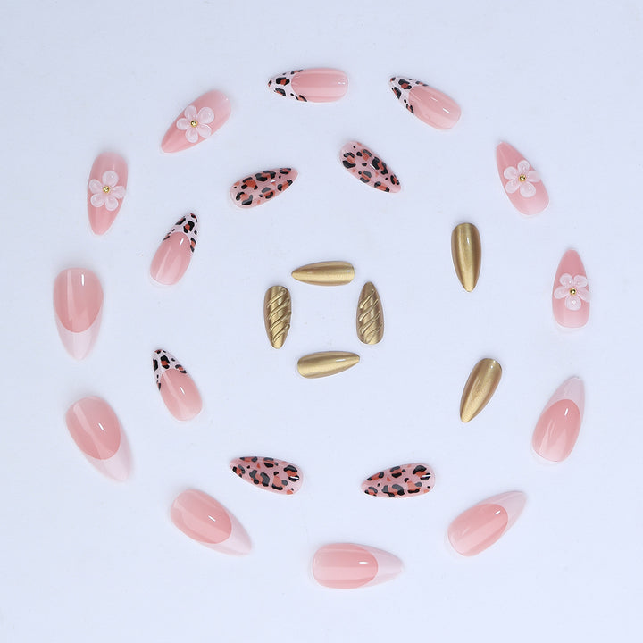 Kreatives Kunstnagelset mit floralen und tierischen Akzenten Karnz
