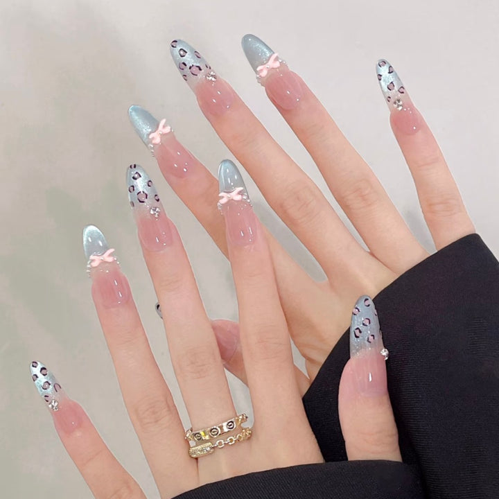 Künstlerische Stiletto Press-On-Nagelset mit Leopardenmuster und Schleifenakzenten Karnz