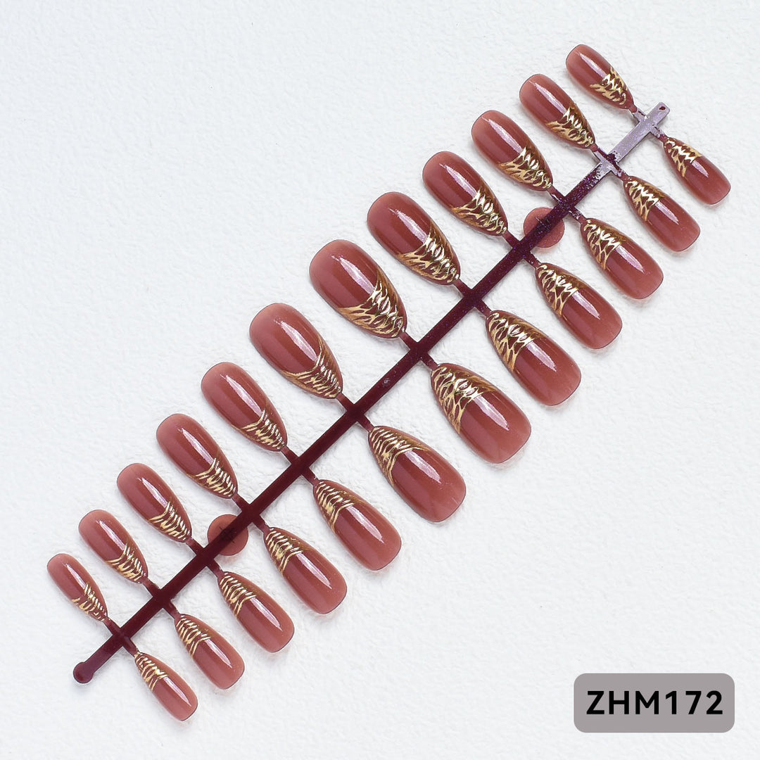 Elegante Press-On Nagelspitzen mit goldenen Details Karnz