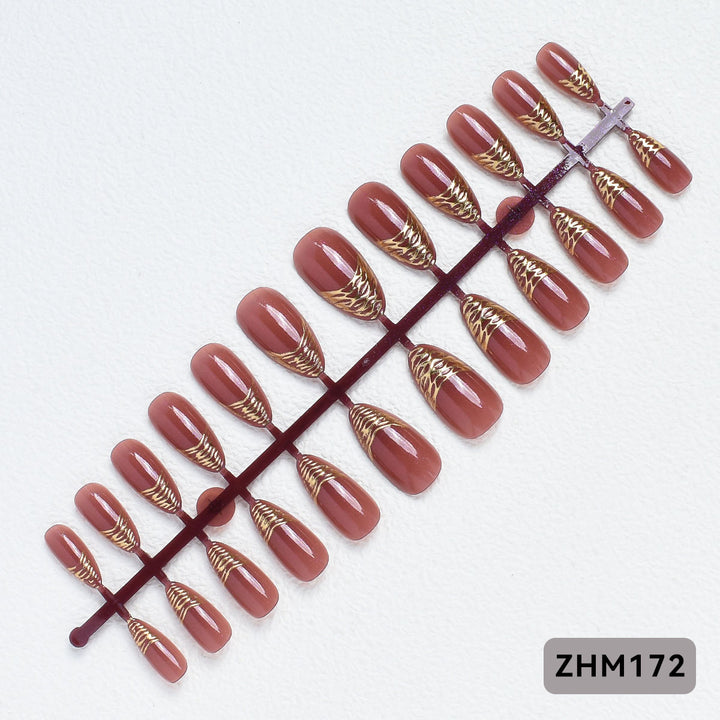 Elegante Press-On Nagelspitzen mit goldenen Details Karnz