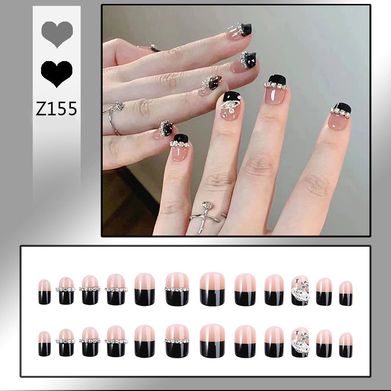 Glamouröses Kunstnagelset mit funkelnden Kristallverzierungen Karnz