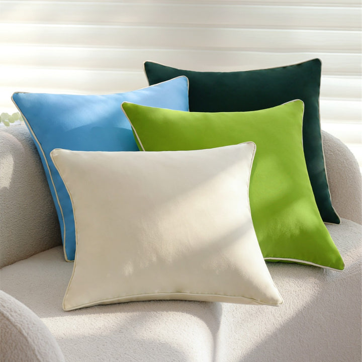 Quadratischer Samt-Kissenbezug mit feiner Kedernaht und Microvelours-Finish Karnz