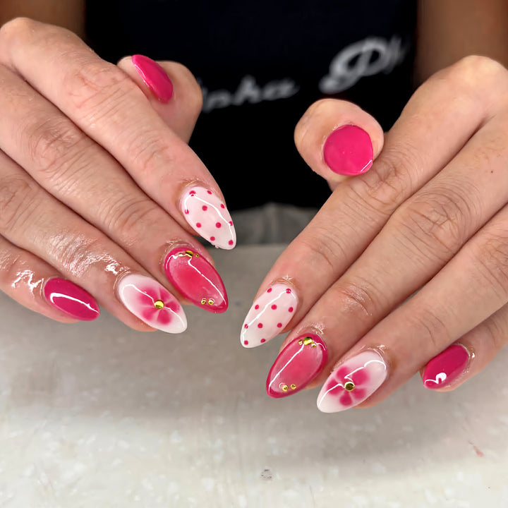 Künstlerisches Press-On-Nagelset mit Blumen- und Punktdesigns