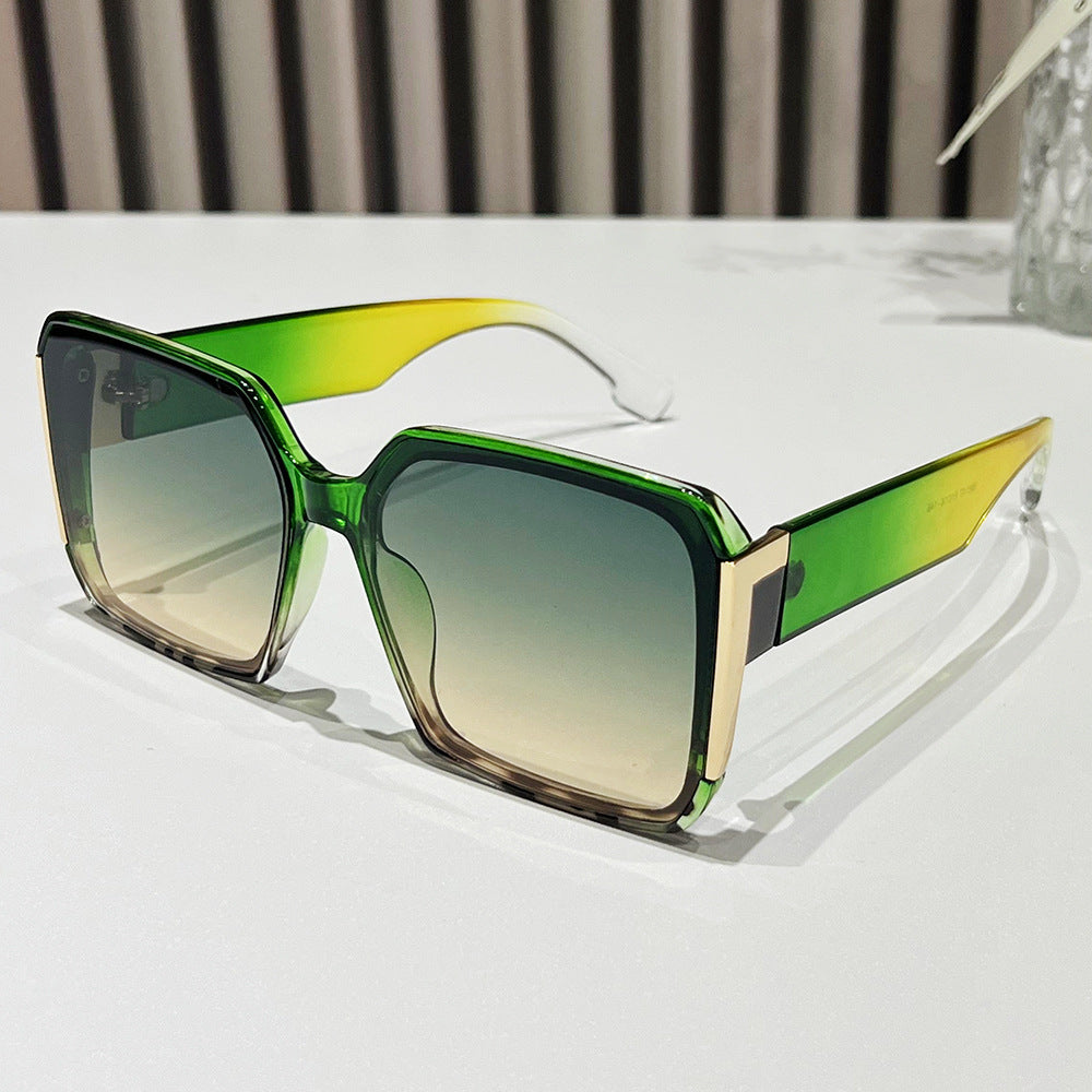Damen modische Sonnenbrille mit eleganten Akzenten Karnz
