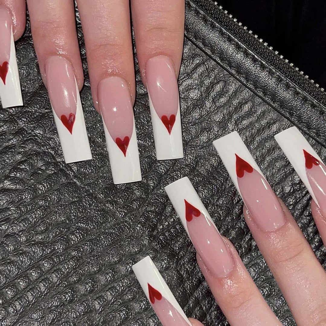 Kunstvolle Nagelverlängerungen mit Herzdesign Karnz