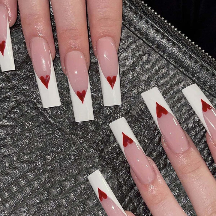 Kunstvolle Nagelverlängerungen mit Herzdesign Karnz