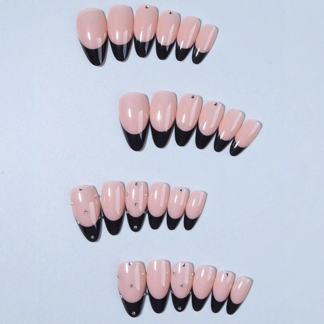 Kunstnagelspitzen mit elegantem französischem Design und Glamourösen Details Karnz