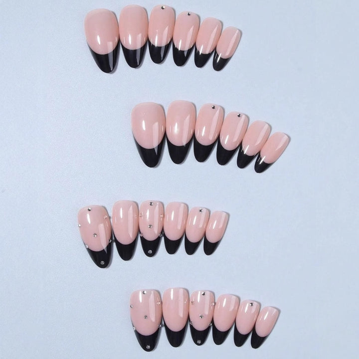 Kunstnagelspitzen mit elegantem französischem Design und Glamourösen Details Karnz