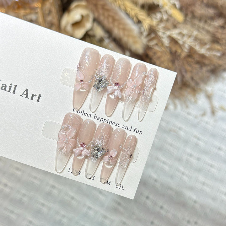 Dekoratives Press-On Nagelset mit floralen und Edelsteinakzenten Karnz