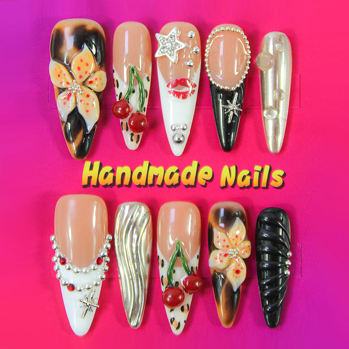 Kunstnägel Set mit eleganten handgefertigten Designs Karnz